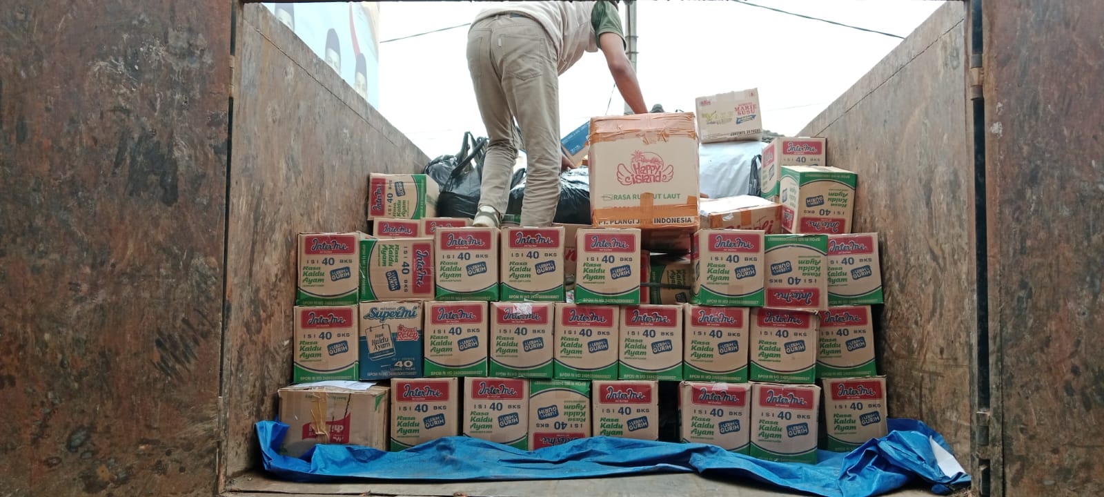 Ketua DPC Partai Gerindra Labuhanbatu H Abdul Karim Hasibuan SH MH bersama tim saat akan memberangkatkan bantuan untuk korban bencana. 