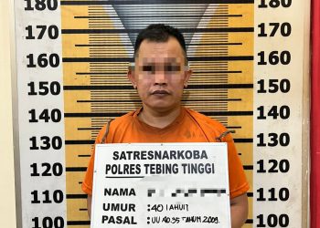 Tersangka saat di kantor polisi.