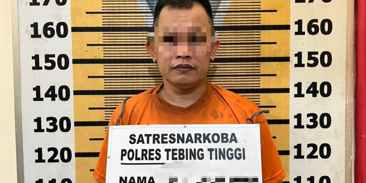 Tersangka saat di kantor polisi.