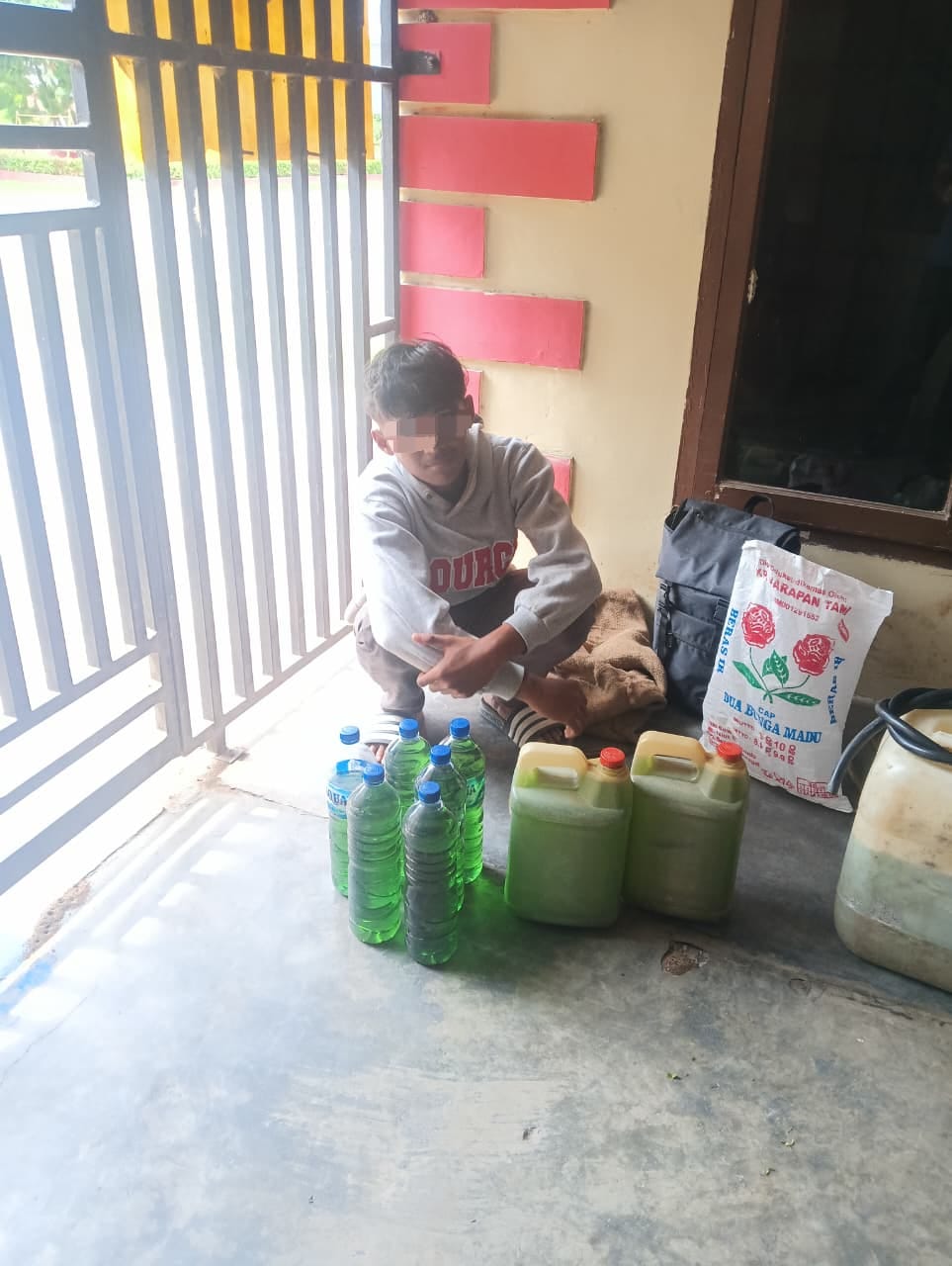 Pelaku penyulingan BBM bersubsidi yang diamankan polisi.