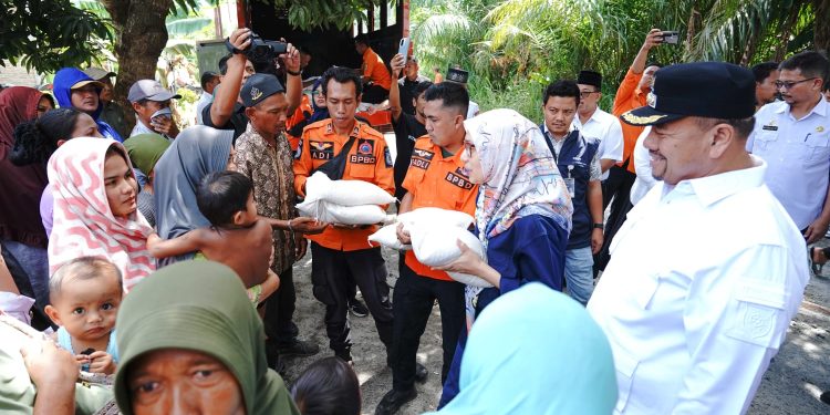 Bupati Batubara dan Bapanas Serahkan Bantuan Terhadap Korban Banjir