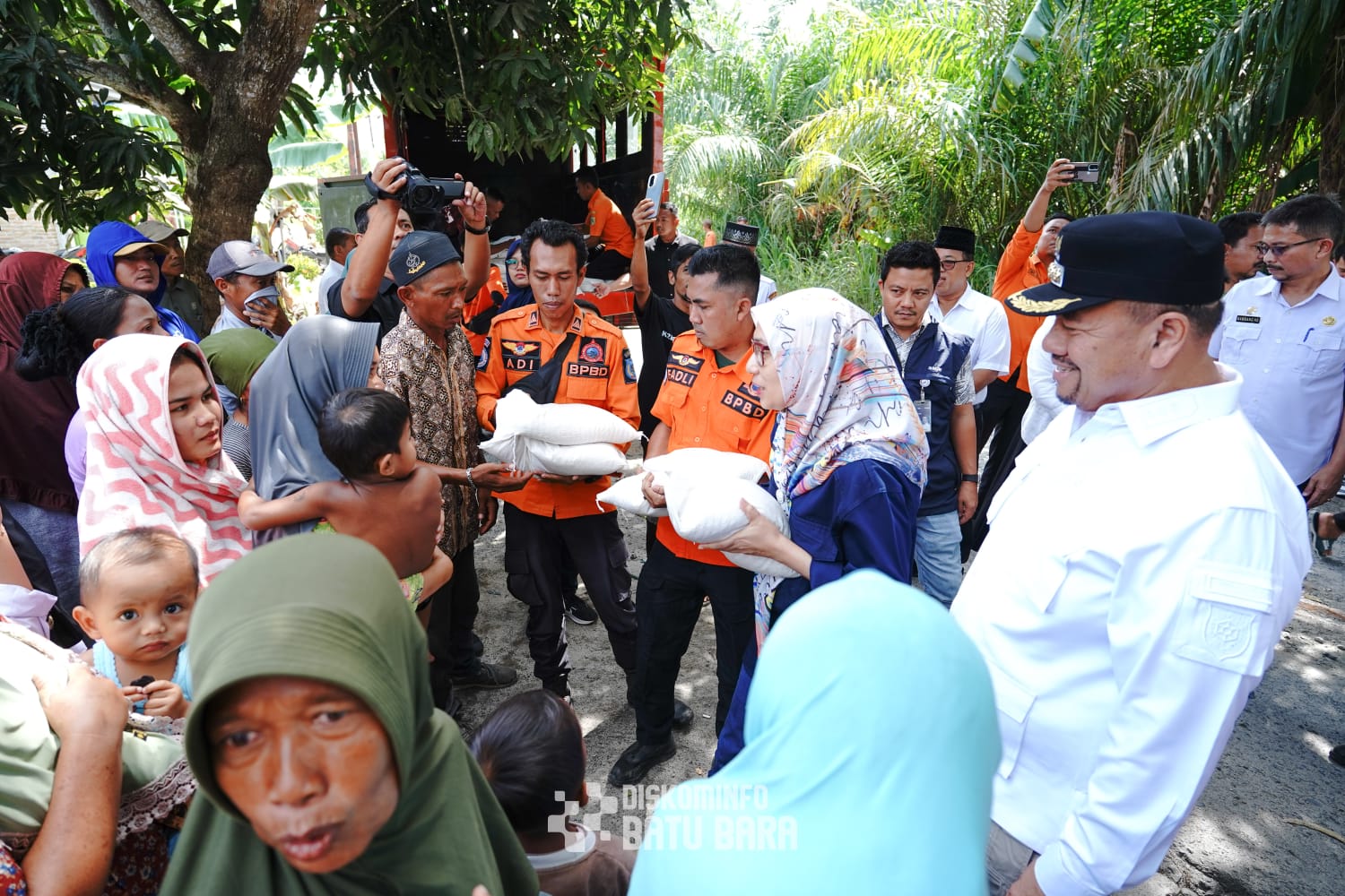 Bupati Batubara dan Bapanas Serahkan Bantuan Terhadap Korban Banjir