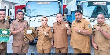 Bupati Labuhanbatu dr Hj Maya Hasmita berfoto bersama setelah menyerahkan 2 truk pengangkut sampah di kantor Kecamatan Rantau Selatan. 