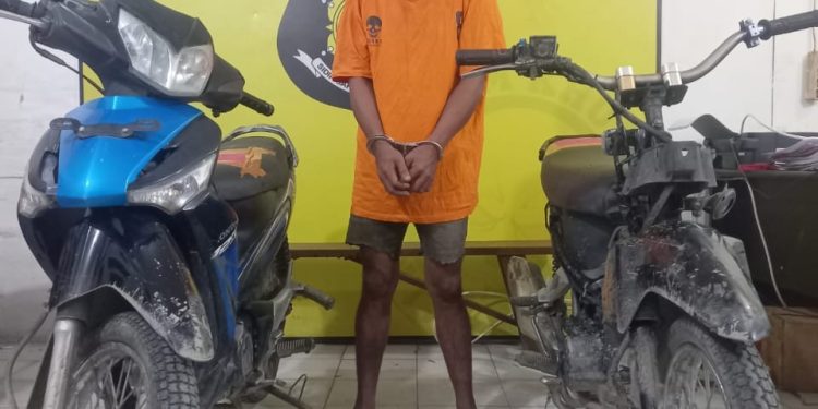 Tersangka pencuri sepedamotor saat di kantor polisi.