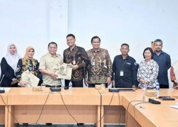 Sekda Labuhanbatu Ir Hasan Heri Rambe bersama perwakilan Direktorat Produk Hukum Daerah Ditjen Otonomi Daerah Kementerian Dalam Negeri dan sejumlah peserta kegiatan berfoto seusai acara. 