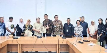 Sekda Labuhanbatu Ir Hasan Heri Rambe bersama perwakilan Direktorat Produk Hukum Daerah Ditjen Otonomi Daerah Kementerian Dalam Negeri dan sejumlah peserta kegiatan berfoto seusai acara. 