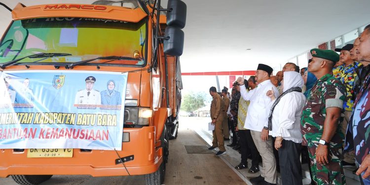 Bupati Batubara H. Baharuddin Siagian melepas langsung keberangkatan bantuan kemanusiaan untuk korban bencana banjir dan longsor di Tapteng, Tapsel dan Aceh.