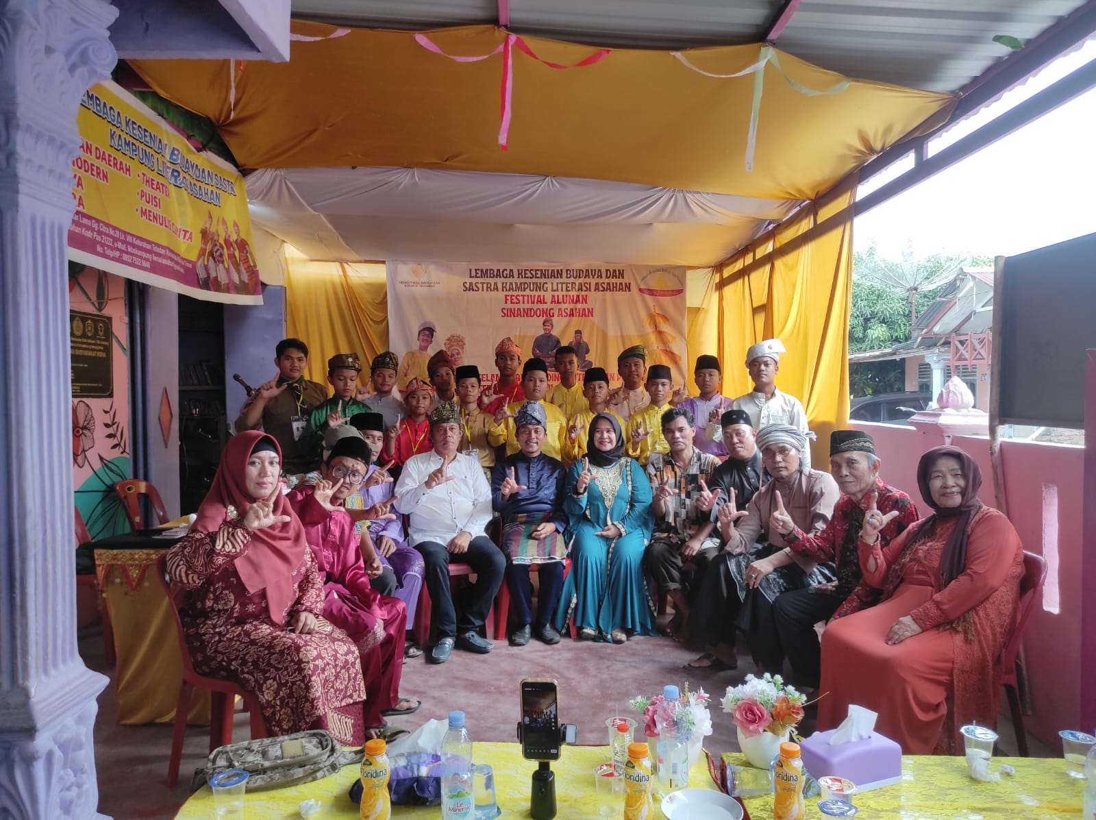 Penyerahan hadiah kepada para pemenang.