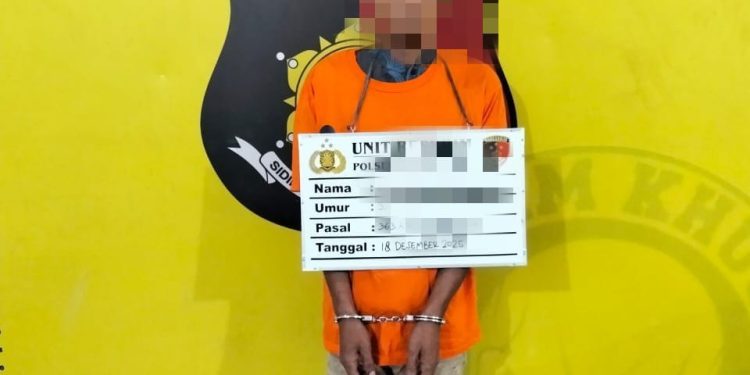 Tersangka saat berada di kantor polisi.