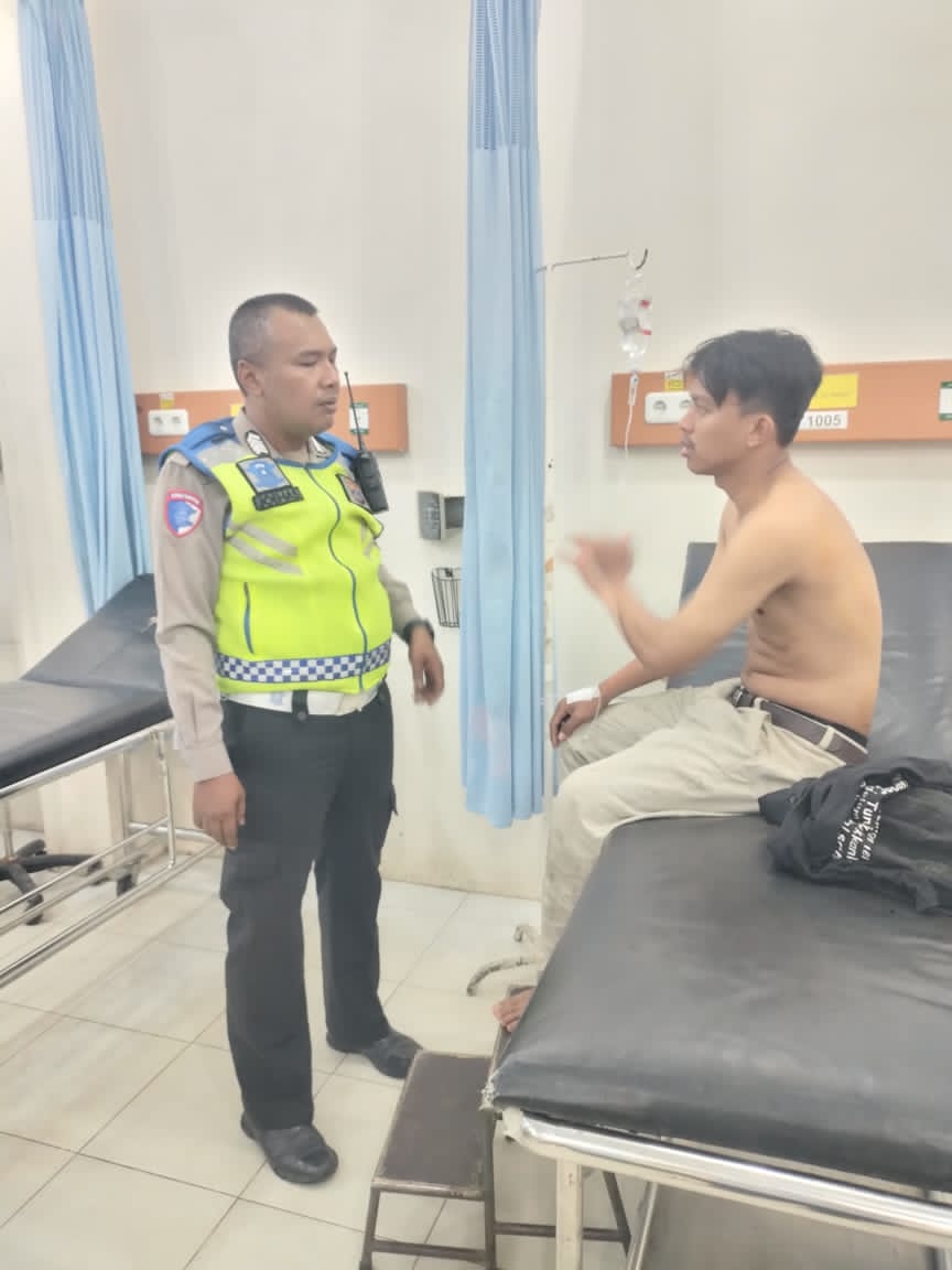 Korban lakalantas saat dibawa ke rumah sakit untuk mendapatkan perawatan medis. 