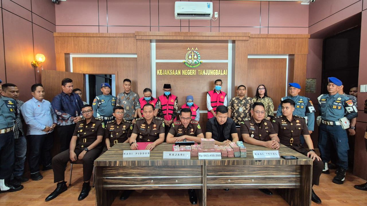 Konfrensi pers kasus dugaan korupsi Ketua KPU Tanjungbalai. 