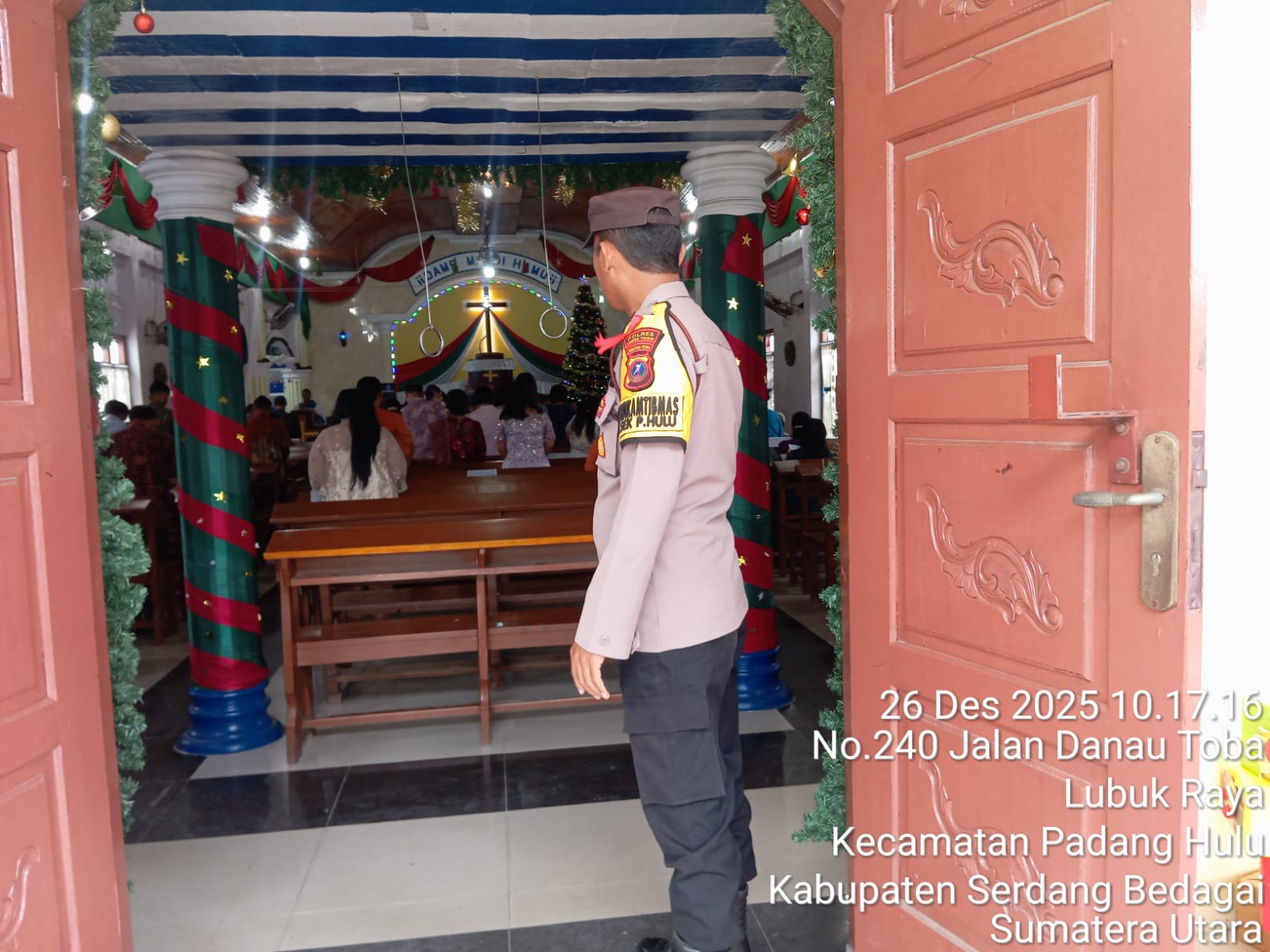 Bhabinkamtibmas Polsek Padang Hulu Amankan Ibadah Natal di Gereja HKI Marturia
