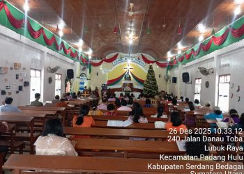 Bhabinkamtibmas Polsek Padang Hulu Amankan Ibadah Natal di Gereja HKI Marturia
