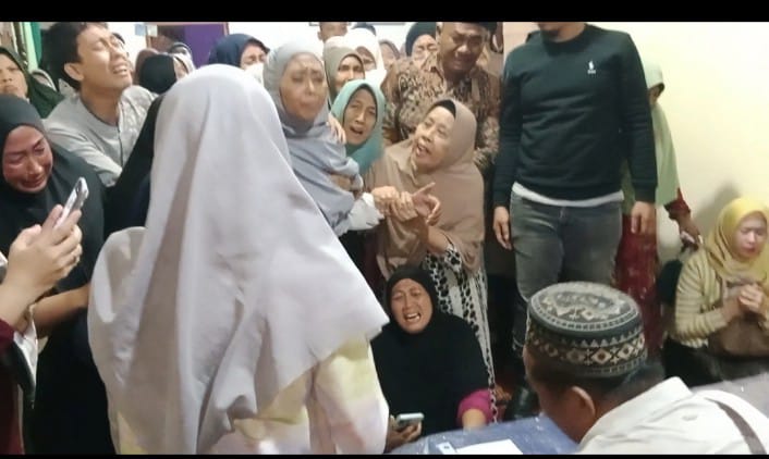 Keluarga menjerit histeris ketika jenazah tiba di rumah duka. 