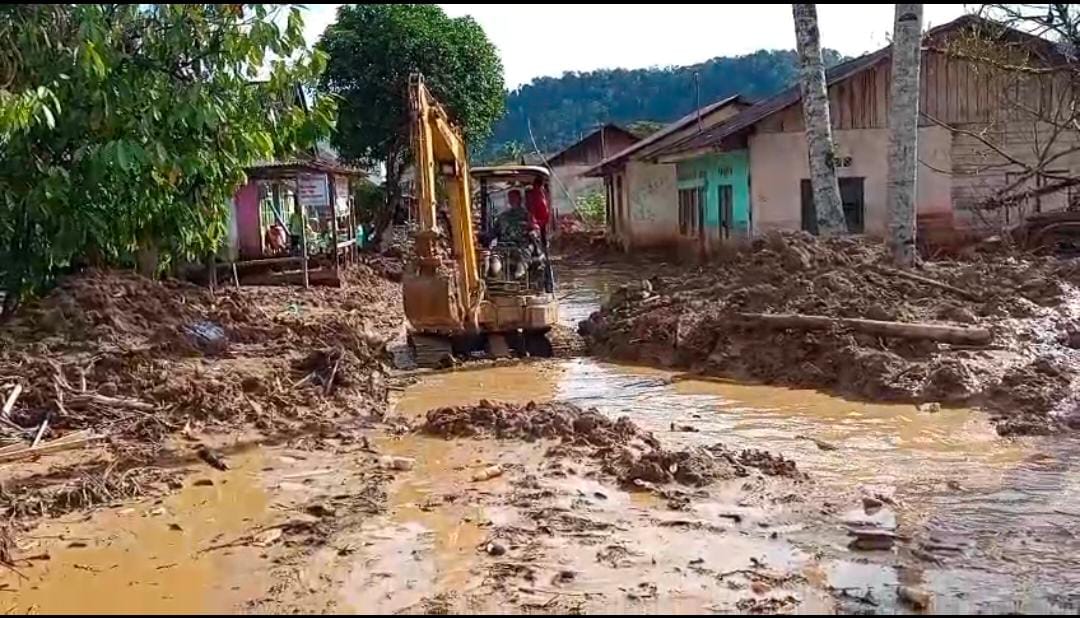 Satgas Gulbencal Kodam I/BB saat membuka akses jalan Tukka- Bonalumban, Kabupaten Tapteng.
