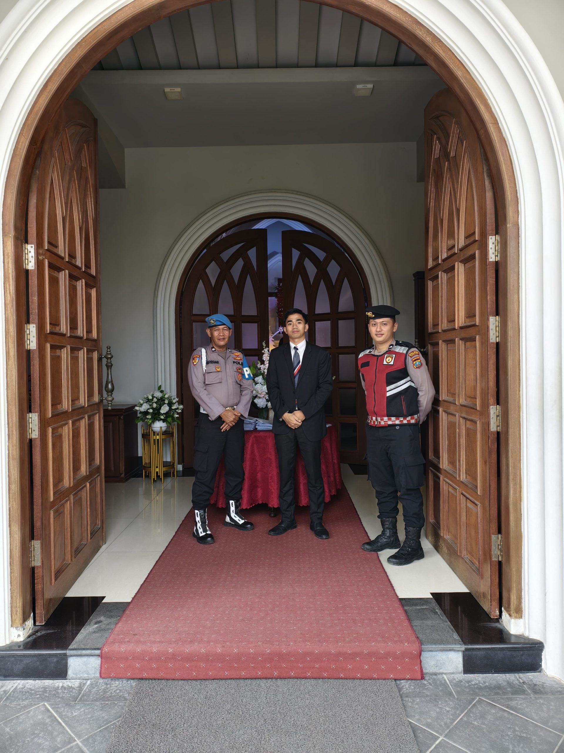 Personel Polres Tanjungbalai Amankan Gereja