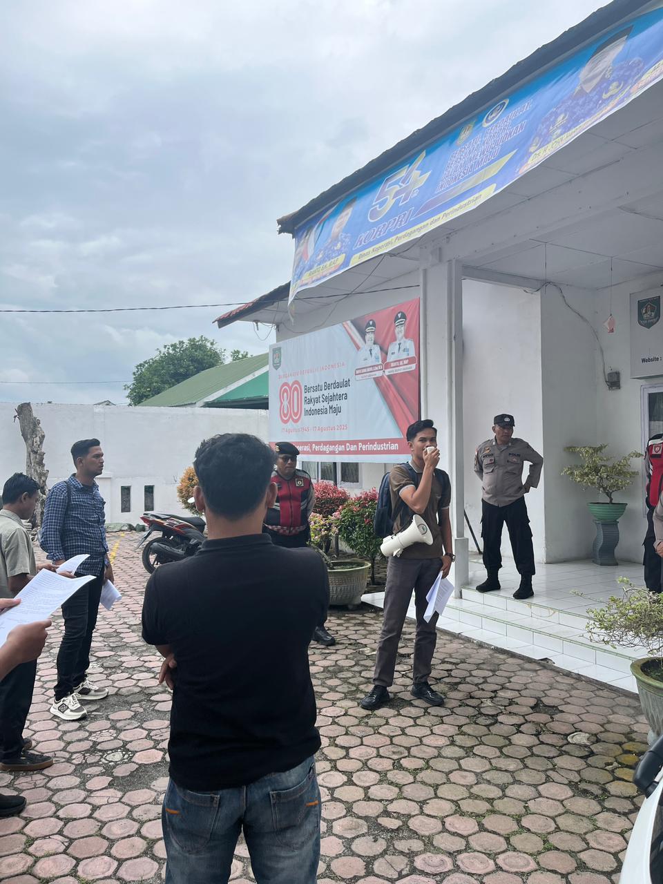 Massa GARUDA "Kepung" Dinas Koperindag Asahan