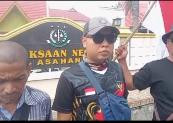 Massa yang demi di kantor kejaksaan.