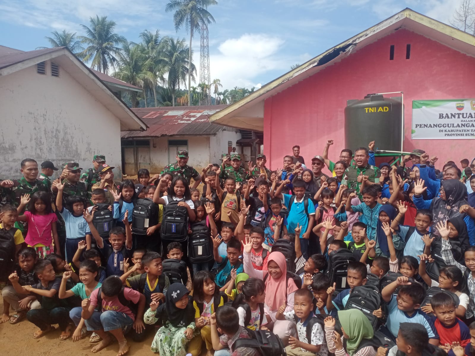 Kasad Jenderal TNI Maruli Simanjuntak,M.Sc saat meninjau Gedung SDN 152982 Tukka, di Jalan Humala Tambunan, Tukka, Kabupaten Tapanuli Tengah, Jumat (09/01/2026). 