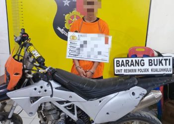 Tersangka dan barang bukti saat di kantor polisi.
