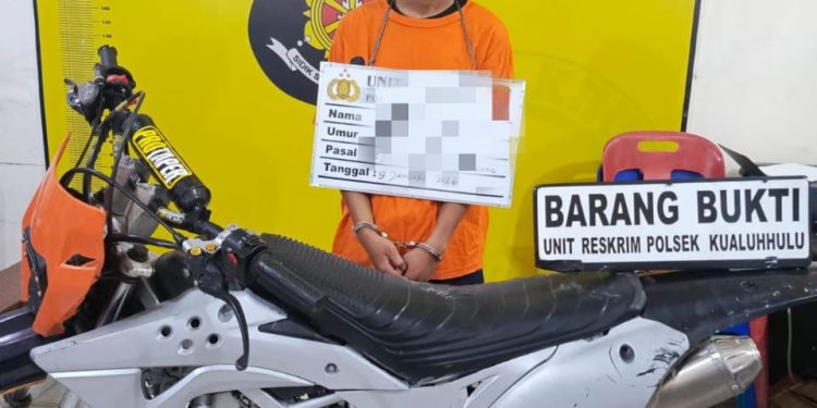 Tersangka dan barang bukti saat di kantor polisi.