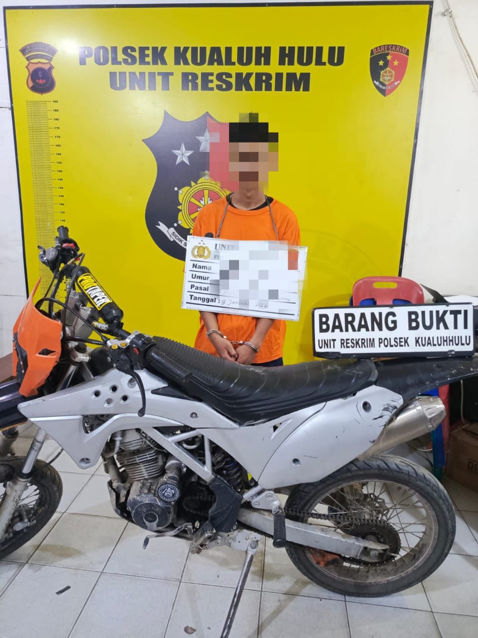 Tersangka dan barang bukti saat di kantor polisi.