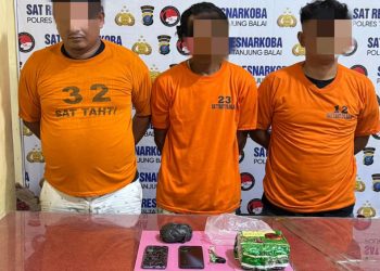 Tiga tersangka narkoba saat di kantor polisi.