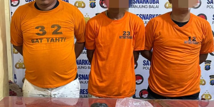 Tiga tersangka narkoba saat di kantor polisi.