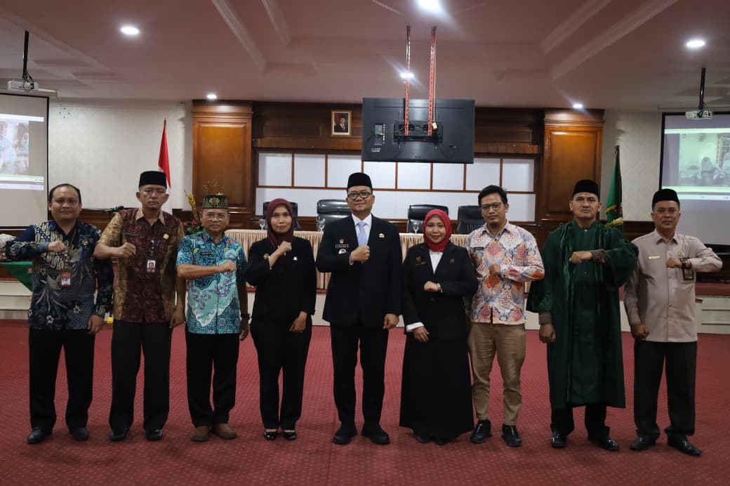Wakil Walikota Tanjungbalai, Muhammad Fadly Abdina mewakili Wali Kota Tanjungbalai melantik dan mengambil sumpah jabatan Pejabat Administrator dan Pejabat Pengawas di lingkungan Pemko Tanjungbalai