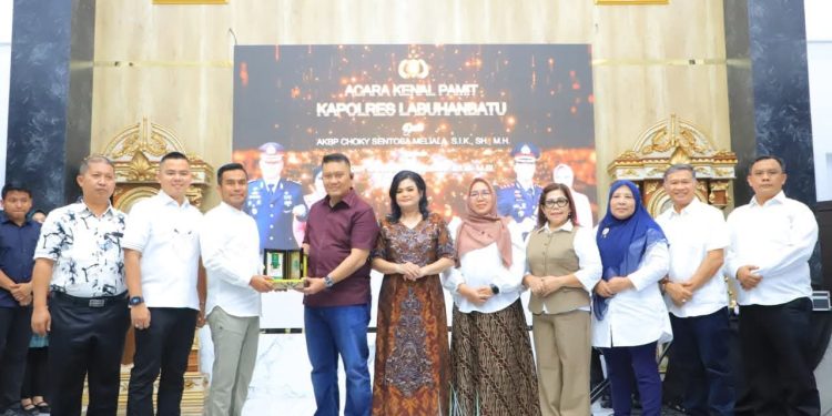 Wakil Bupati Labura, H. Samsul Tanjung, menyerahkan plakat kepada AKBP Choky Sentosa Meliala sebagai bentuk penghargaan dan kenang-kenangan. 