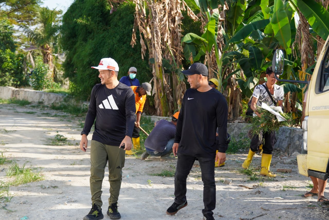 Wali Kota Tebing Tinggi, H. Iman Irdian Saragih, memimpin aksi gotong royong