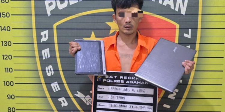 Tersangka saat di kantor polisi.