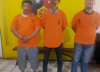 Muin, ER dan Pa bersama barang bukti mobil Avanza diamankan di Mapolsek Kualuh Hulu.