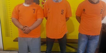 Muin, ER dan Pa bersama barang bukti mobil Avanza diamankan di Mapolsek Kualuh Hulu.