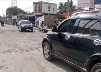 Puluhan Tahun Jalan Rusak, Warga Perbaiki Jalan Secara Swadaya