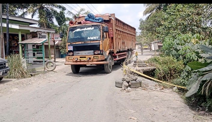 Jalan penghubung Kabupaten Asahan dan Simalungun yang longsor.