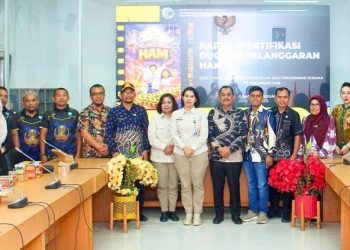 Para peserta rapat berfoto seusai acara. 