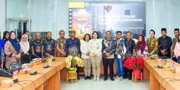 Para peserta rapat berfoto seusai acara. 