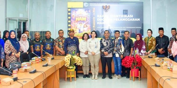 Para peserta rapat berfoto seusai acara. 