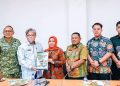 Bupati Labuhanbatu dr Hj Maya Hasmita (tengah) saat berfoto bersama dengan sejumlah unsur Forkopimda Labuhanbatu.