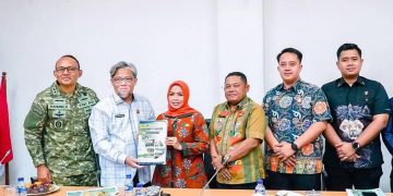 Bupati Labuhanbatu dr Hj Maya Hasmita (tengah) saat berfoto bersama dengan sejumlah unsur Forkopimda Labuhanbatu.