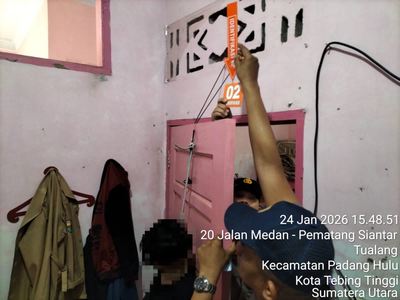 Polisi melakukan olah TKP di rumah korban yang tewas gantung diri.
