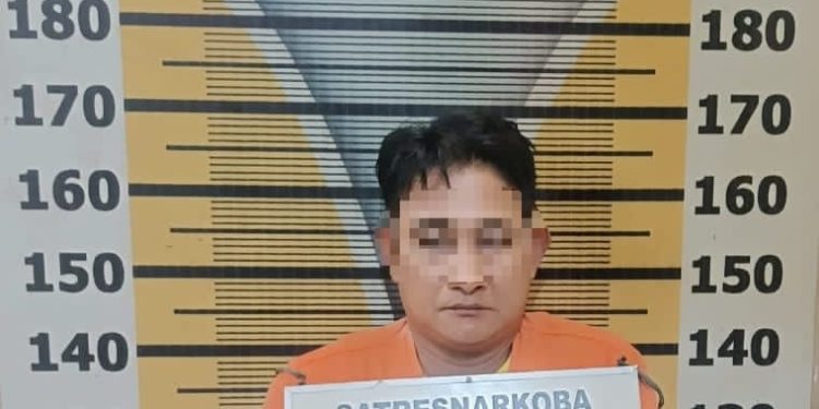 Tersangka narkoba saat di kantor polisi.