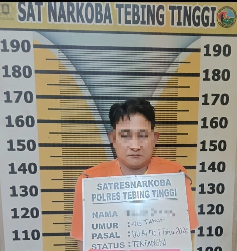 Tersangka narkoba saat di kantor polisi.