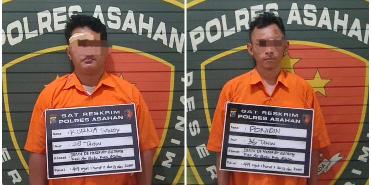 Kedua tersangka saat di kantor polisi.