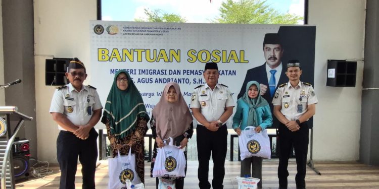 Lapas Labuhan Ruku Berikan Bansos kepada Masyarakat