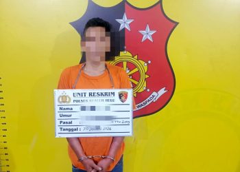 Tersangka saat di kantor polisi.