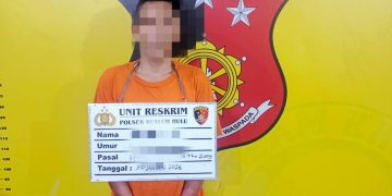 Tersangka saat di kantor polisi.