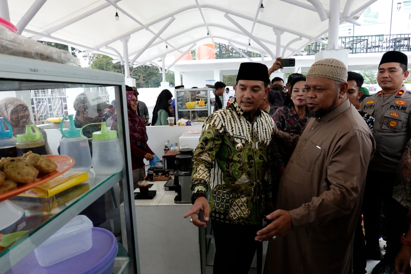 Walikota Tebing Tinggi meninjau stand di Pusat Kuliner Masjid Agung. 