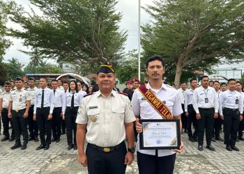 Kalapas Labuhan Ruku Beri Penghargaan Pegawai Teladan. 
